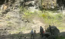 Gezmeye gittiği şelalede başına kaya parçası düştü