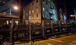 İzmir Meslek Fabrikası'na şafak baskını! Yüzlerce polisle zorla tahliye