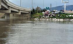 Bursa'da yağmurdan yükselen dere, aracıyla köprü altından geçmek isteyen yaşlı adamı yuttu