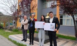 Bursa'da öğretmen ve öğrenciler çiçeklerle karşılandı