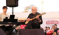 Cahit Berkay Bursa'da gençlerle aynı sahneyi paylaştı