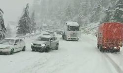 Alacabel'de nisan ayında kar sürprizi, sürücüler zor anlar yaşadı