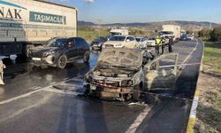 Alev alan otomobil kullanılamaz hale geldi