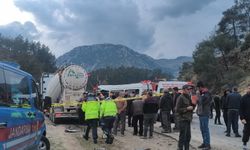 Antalya-Isparta karayolunda işçileri taşıyan minibüs ile beton mikseri çarpıştı: 7 ölü, 7 yaralı