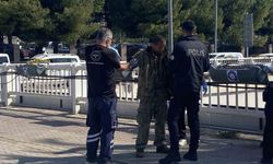 Antalya'da alt geçit demirlerine çıkan genci polis ikna edip indirdi