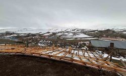 Ardahan'da şiddetli rüzgar çatıları uçurdu