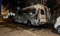 Avcılar'da park halindeki servis aracı alev alev yandı