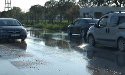 Balıkesir'de sağanak nedeniyle arazileri sular bastı, rögarlar taştı