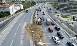 Başakşehir'de hafriyat kamyonu devrildi: Yol trafiğe kapandı