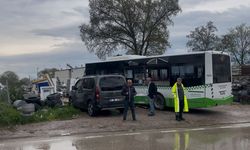 Belediye otobüsü ile nakliye kamyonu çarpıştı: 2 yaralı