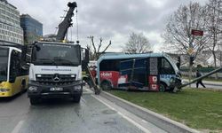 Beyoğlu'nda minibüs ile otomobil çarpıştı: 5 yaralı