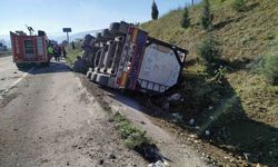 Bilecik'te kontrolden çıkan tır devrildi; sürücüsü yaralandı