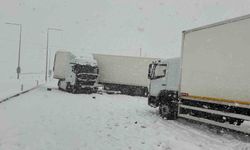 Bitlis'te 4 tır ve 2 otomobil çarpıştı: 5 yaralı