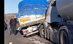 Bozüyük'te 2 tır çarpıştı, 1 yaralı