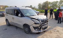 Bursa'da iki araç çarpıştı: 3 kişi yaralandı