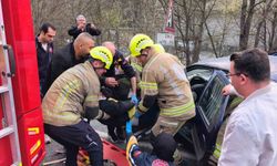 Bursa'da otomobil bariyerlere çarptı: 2 yaralı