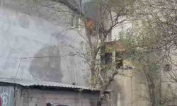 Çatı katında korkutan yangın: Mahalleli sokağa döküldü, çatı küle döndü