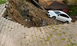 Çöken duvarla birlikte otomobil okul bahçesine düştü