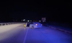 D100'de otomobil bariyerlere çarptı: 3 yaralı