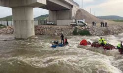 Dereyi traktörle geçmek isterken faciadan dönüldü: 10 işçi vinçle kurtarıldı