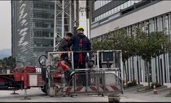 Dış cephede cam silerken asansör sistemi arıza yapınca mahsur kaldılar: İtfaiyenin müdahalesiyle kurtarıldılar