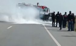 Edirne-Kırklareli yolunda seyir halindeki iş makinesi alevlere teslim oldu