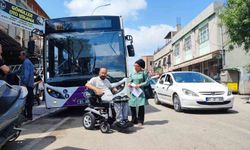 Engelli vatandaş belediye otobüsüne polis eşliğinde binebildi