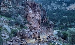 Fethiye'de kaya düşmesi sonucu Faralya yolu ulaşıma kapandı