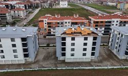 Fırtına binanın çatısını uçurdu, faciadan dönüldü