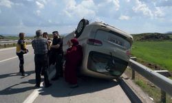 Gaziantep'te lastiği patlayan minibüs takla attı