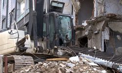 Gaziosmanpaşa'da binadan kopan tahta parçası aracın camını parçaladı: Kepçe operatörü yaralandı