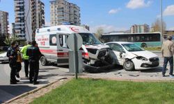 Hasta taşıyan ambulansla otomobil çarpıştı: 2 yaralı