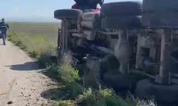 Hatay'da sürücüsünün kontrolünü kaybettiği tır devrildi