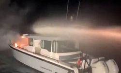 Haydarpaşa açıklarında yanan tekne alevlere teslim oldu
