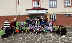 İhbar üzerine okula giden polisler sürpriz kutlamayla karşılandı