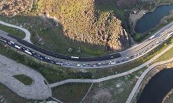 İki otomobil çarpıştı, 3 kişi yaralandı: Trafik yoğunluğu havadan görüntülendi