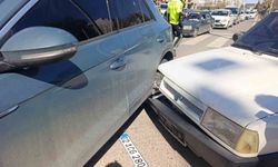 İki otomobille çarpışan motosiklet sürücüsü yaralandı