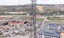 İntihar için elektrik direğine çıkan şahıs, polis dronu ile vazgeçirildi