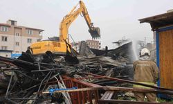 İşçilerin kaldığı 2 katlı yatakhane alevlere teslim oldu