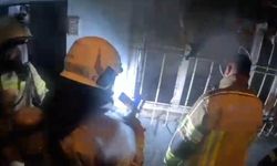 İtfaiye erlerinin yangını söndürmek için zamanla yarıştığı anlar kamerada