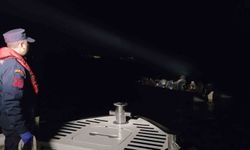 İzmir'de hareketli lastik bottaki 33 düzensiz göçmen yakalandı