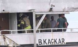 Kadıköy İskelesi'nde çıkan tekne yangını paniğe neden oldu