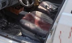 Kamyondan düşen tomruk seyir halindeki otomobile saplandı