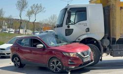 Kamyonun sürüklediği otomobilden burunları bile kanamadan çıktılar