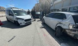 Karaman'da hafif ticari araç park halindeki otomobillere çarptı: 1 yaralı