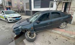 Karaman'da kontrolden çıkan otomobil kaldırıma çıktı