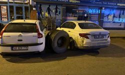 Kars'ta seyir halindeki kamyonun tekeri koptu: Park halindeki araçlar zarar gördü