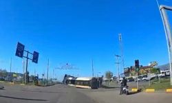 Kavşakta kontrolden çıkan tır devrildi: Faciadan dönülen kaza kamerada