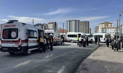 Kayseri'de iki servis aracının çarpıştığı kaza anı güvenlik kamerasında