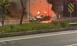 Kaza yapan otomobil alev topuna döndü: Yol trafiğe kapandı